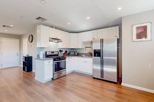 Well-equipped modern home with mountain views, washer/dryer, full kitchen, & AC