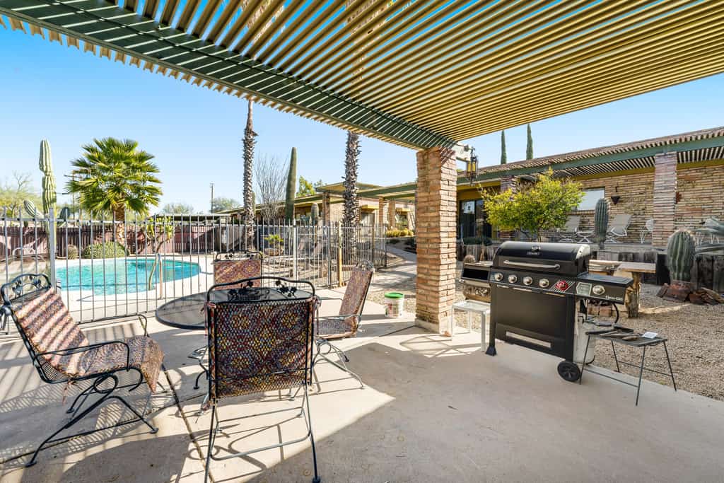 Calming condo with pool, fireplace, fast WiFi & W/D - golf nearby