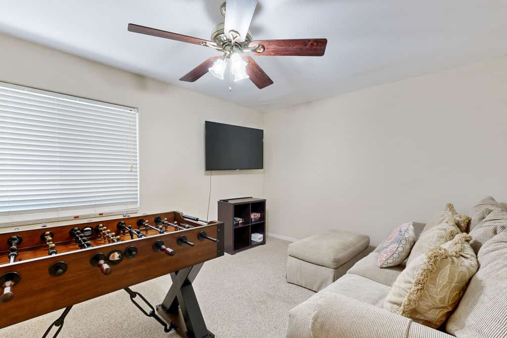 Beautiful home with private pool, enclosed backyard & mountain view