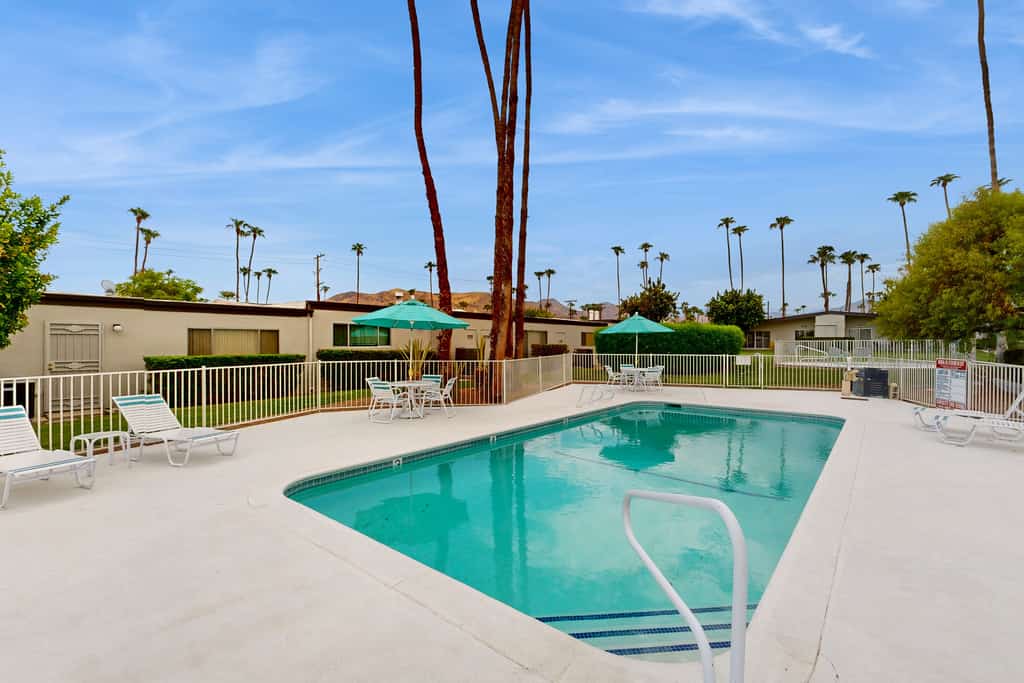 Beautiful Condo with mountain views, shared pool & pool spa