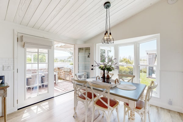 Opulent vineyard villa with private hot tub & guest suite
