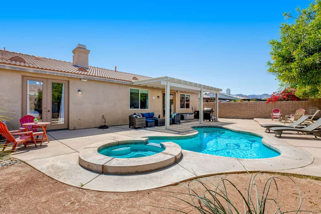 Desert gem with private pool, enclosed yard, game room & fast WiFi -dog-friendly