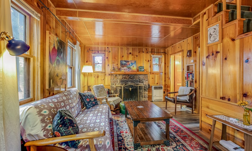Cozy dog friendly cabin w/large deck, original rock fireplace & loft bedroom
