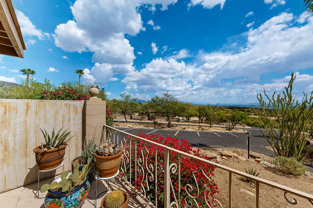 Charming Casita w/ shared pool, private patio, & mountain/valley view
