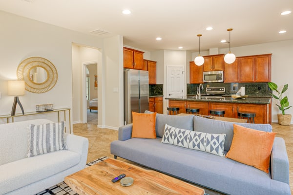 Quaint home walking distance to Superbowl with patio, AC, W/D & pool access