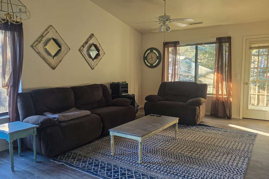 Cozy condo with fireplace, washer/dryer, & WiFi - near town and Flagstaff trails