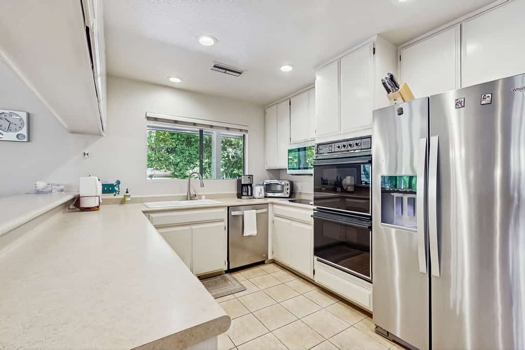 Dog-friendly home w/private pool, patio, pool spa, and gas fireplace