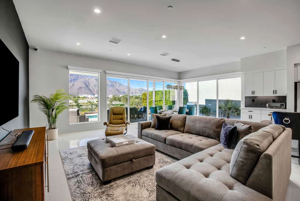 Modern mountain-view gem with private pool, jacuzzi, & resort amenities