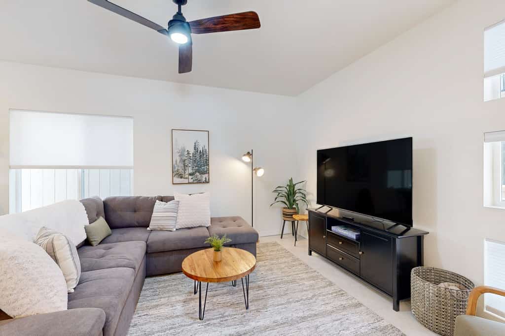 🏡, Bright dog-friendly condo with a generous balcony - near skiing & golf