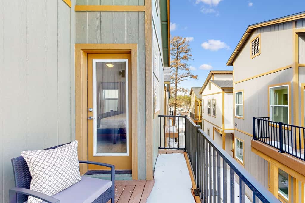 🏡, Bright dog-friendly condo with a generous balcony - near skiing & golf