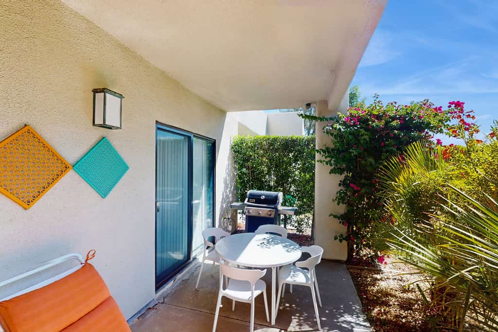 Modern, Dog-Friendly Condo on Golf Course-Steps to Pool & Hot Tub + Tennis & Spa
