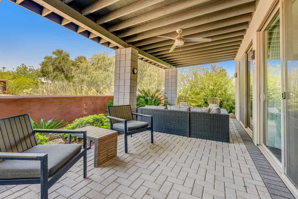 Stylish home with pool & spa, ping-pong table, WiFi & fireplace - great location