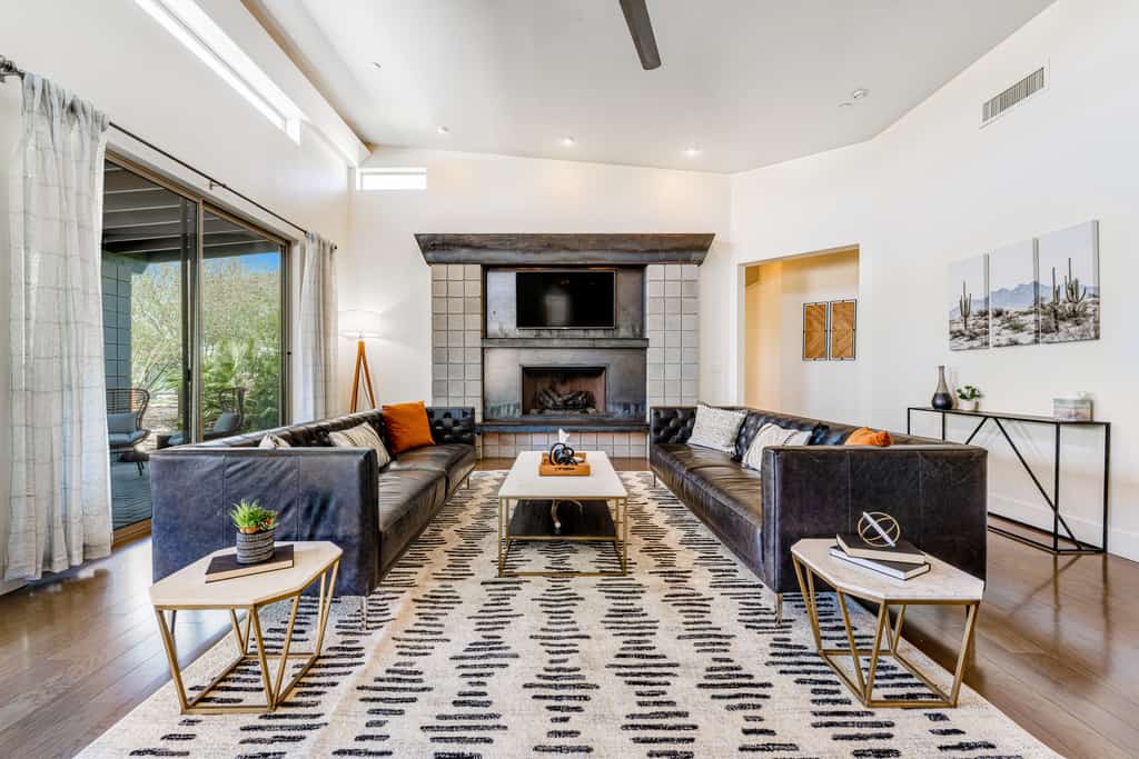 Stylish home with pool & spa, ping-pong table, WiFi & fireplace - great location