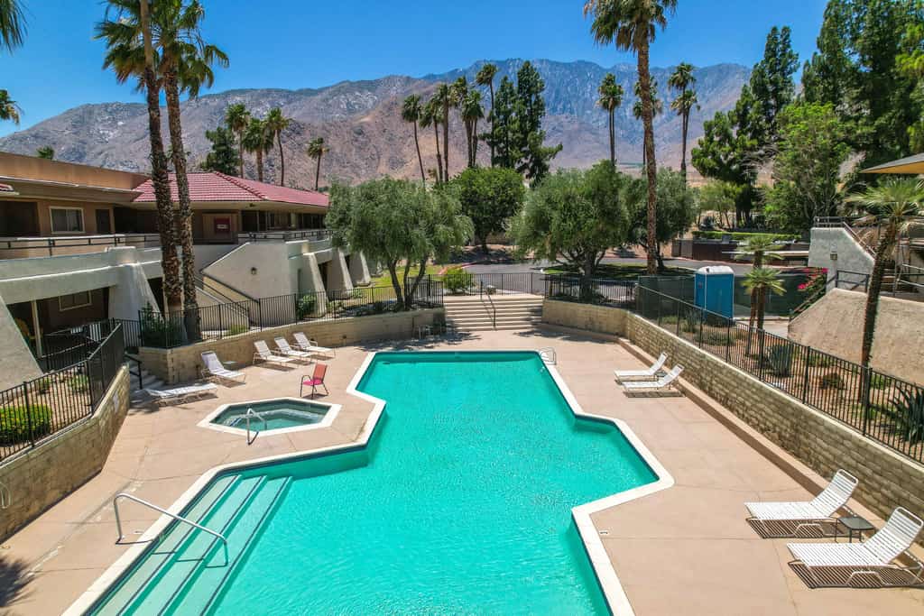 Dreamy bohemian condo with tranquil vibes, close proximity to downtown
