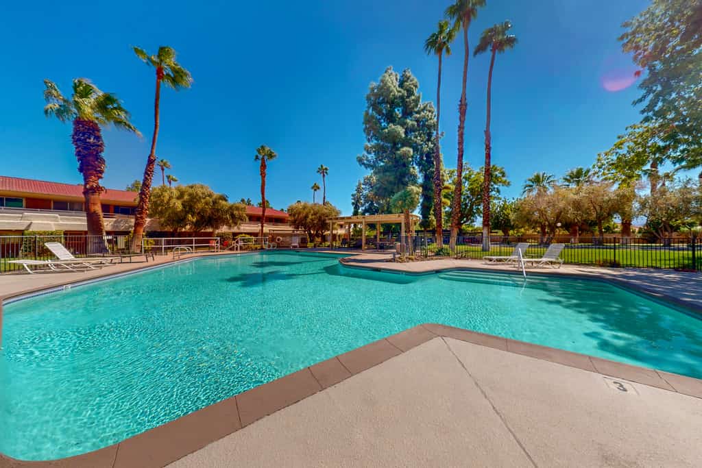 Bright & modern dog-friendly oasis with pool, tennis courts, balcony, & A/C