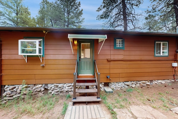 Cozy woodland with fireplace & patio, near trails, Flagstaff & national forest