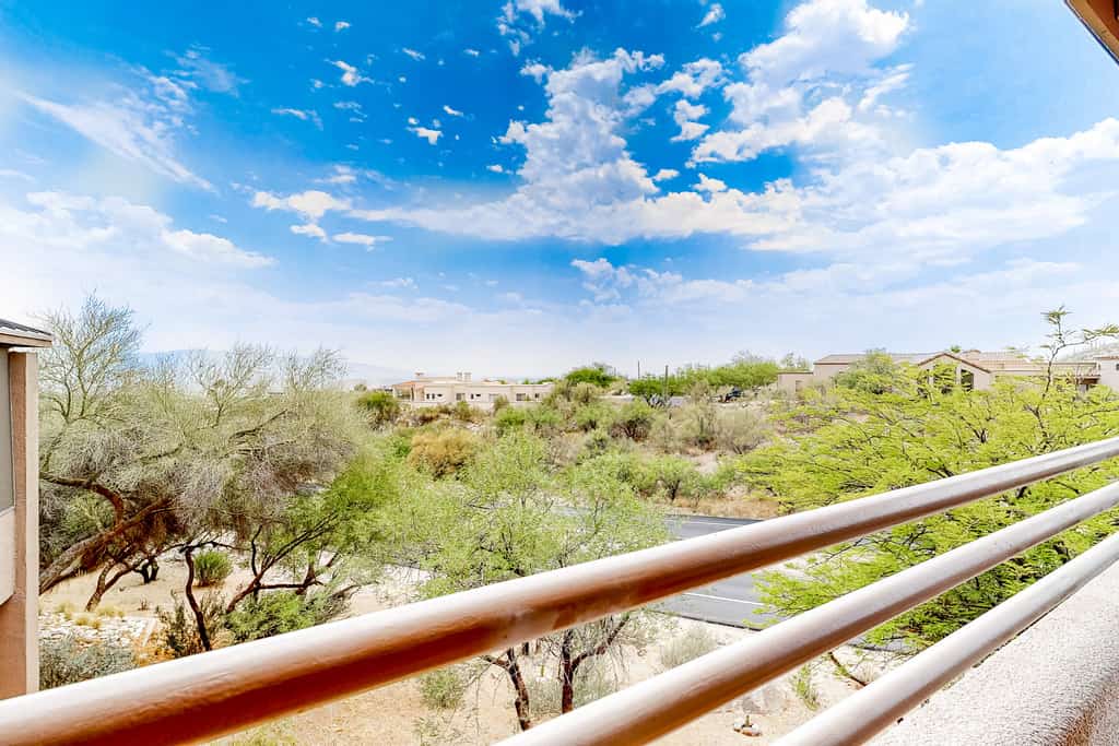 Luxurious, renovated condo in the serene Catalina Foothills with hot tub & pool