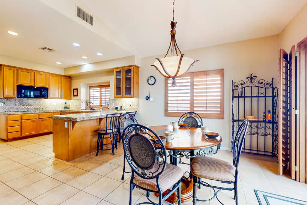 Snowbird-friendly house with mountain view, pool, on-site golf, and central AC