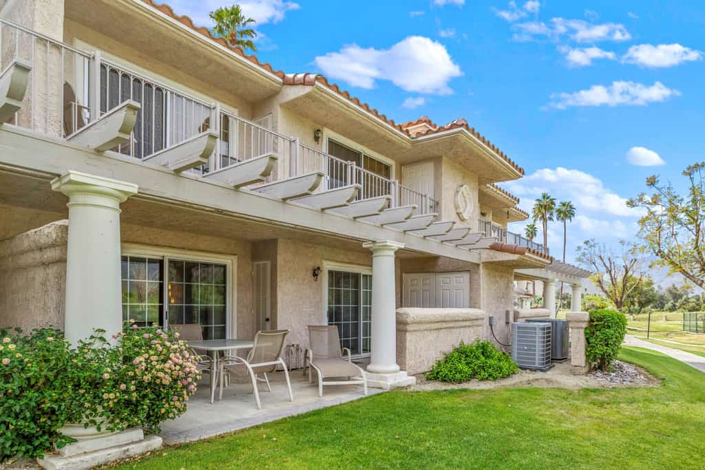 Beautiful condo near downtown w/ shared pools - golf on-site