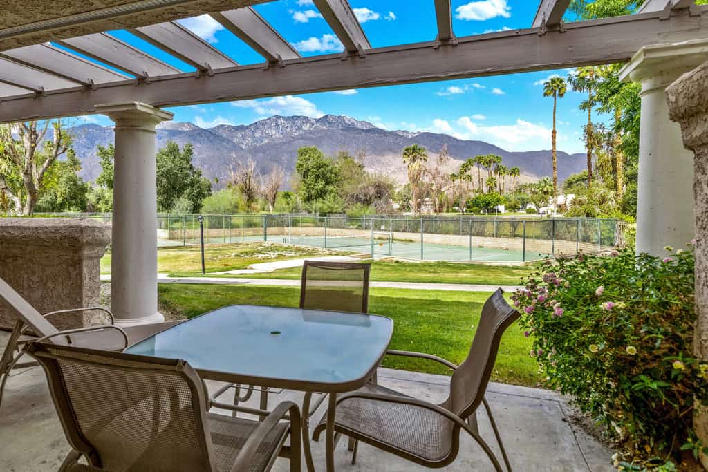 Beautiful condo near downtown w/ shared pools - golf on-site