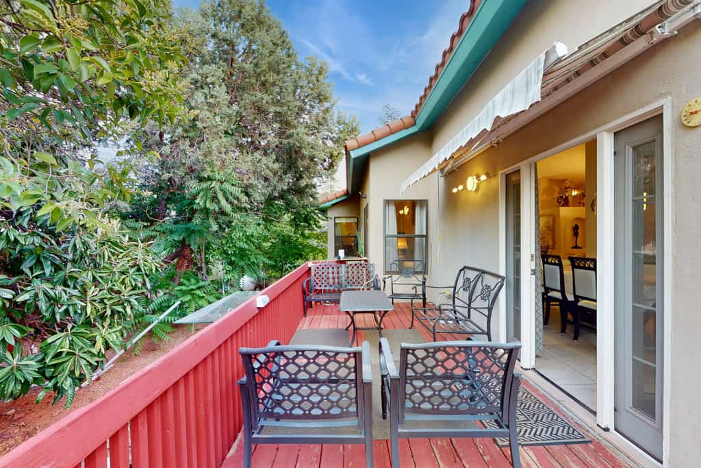 Cozy home with BBQ grill, fireplace, patio, hiking nearby
