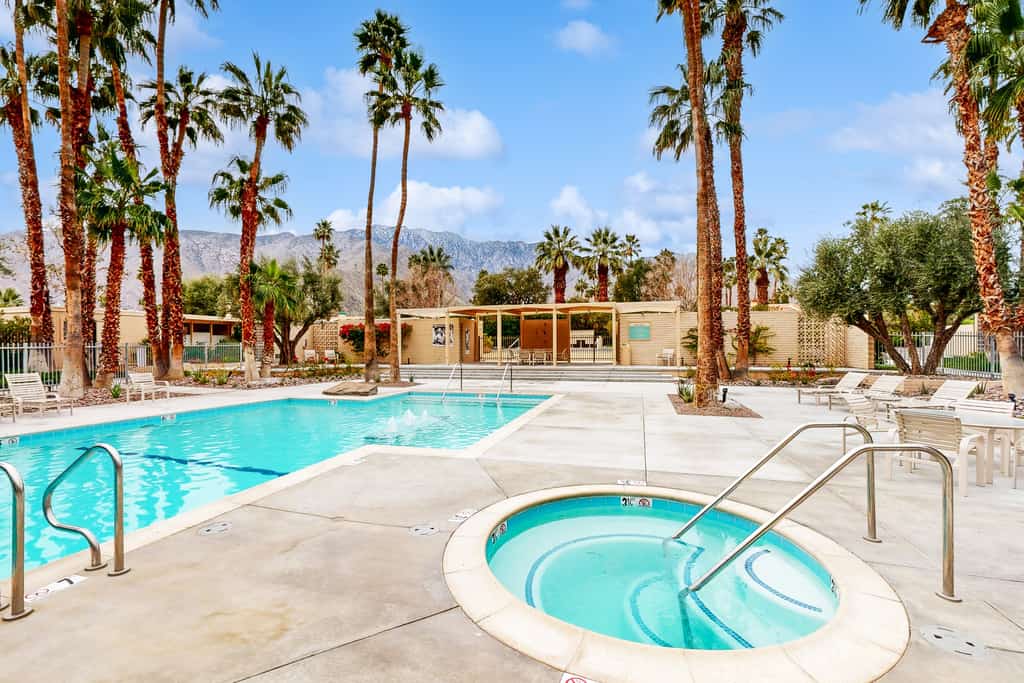 Well-designed & modern villa with patios, pool & hot tub - walk to downtown