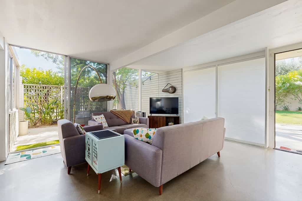 Well-designed & modern villa with patios, pool & hot tub - walk to downtown