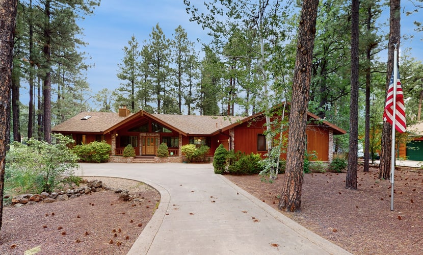 Cabin on the golf course with fire pit, BBQ grill, and games