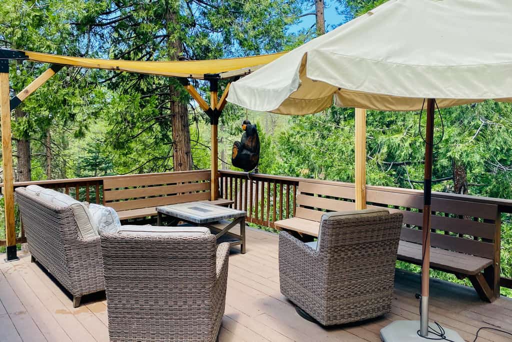 Adorable cabin in the trees near hiking & town w/ deck & high-speed WiFi