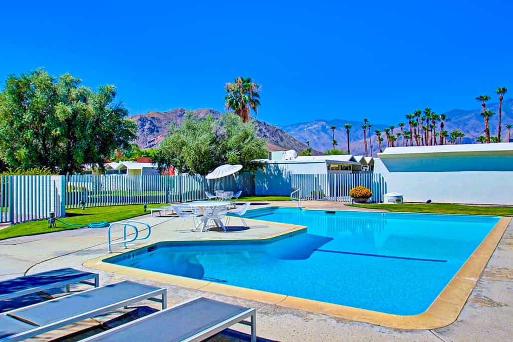 Charming & bright mid-century condo with shared pool - Free WiFi