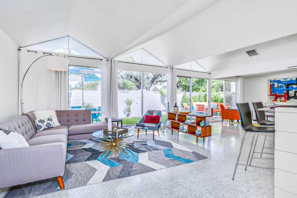 Charming & bright mid-century condo with shared pool - Free WiFi