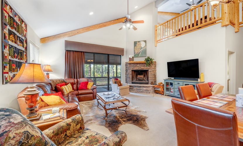 Hideaway in the pines with pool table, covered deck, fireplace, grill, & W/D