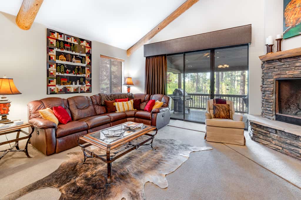 Hideaway in the pines with pool table, covered deck, fireplace, grill, & W/D