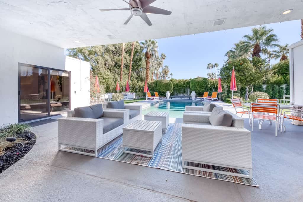 Beautiful home w/ mountain views, private pool & gas fireplace