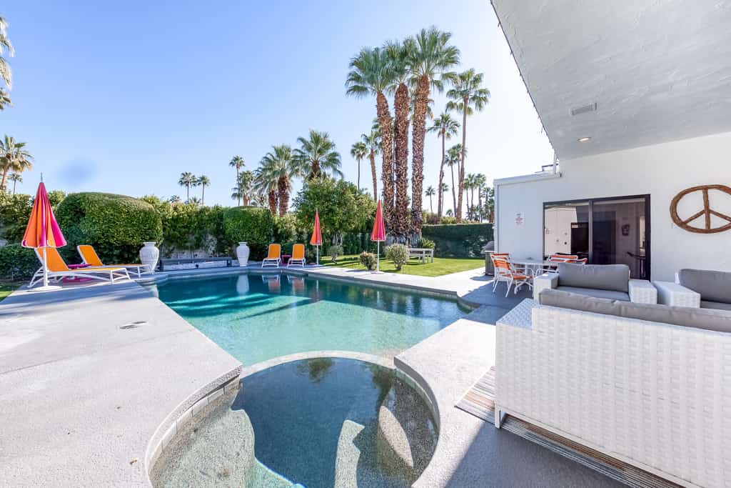 Beautiful home w/ mountain views, private pool & gas fireplace