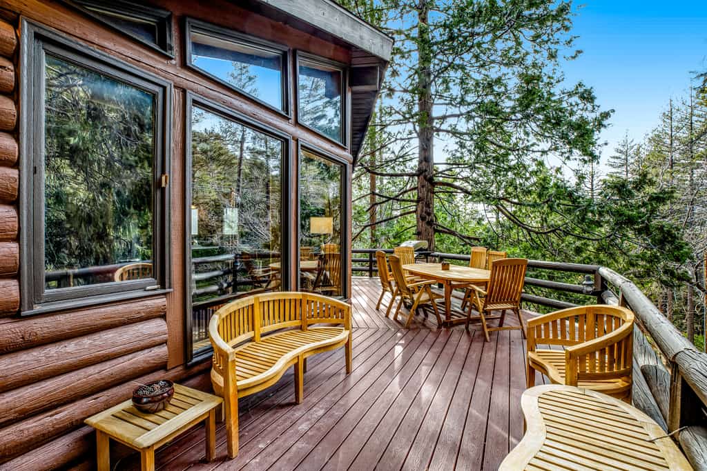 Charming, Dog-Friendly Two-Story Cabin Lodge with Deck - Great for Families