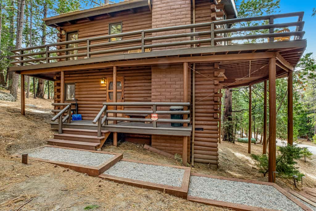 Charming, Dog-Friendly Two-Story Cabin Lodge with Deck - Great for Families