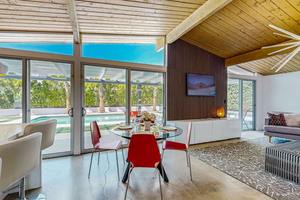 Iconic Mid-Century Modern Escape with a lovely mountain-view and private pool & spa - dog-friendly