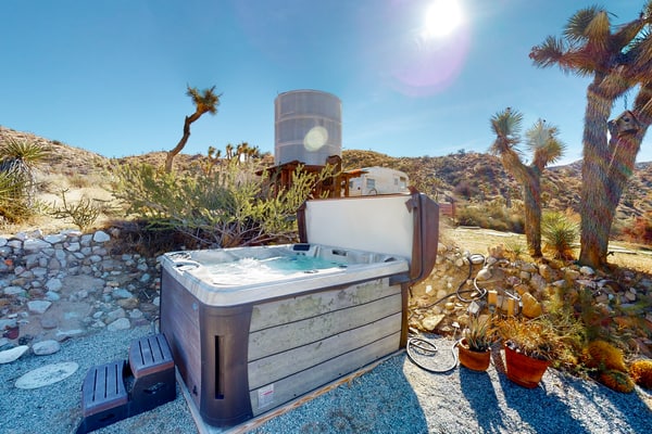 Secluded hilltop home with hot tub, cowboy pool, & amazing views