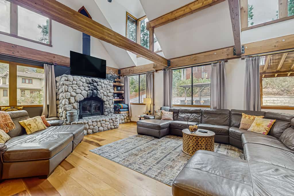 Stunning Fern Valley cabin with forest views & private hot tub - dog-friendly