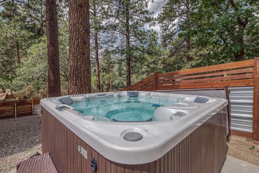 Stunning Fern Valley cabin with forest views & private hot tub - dog-friendly