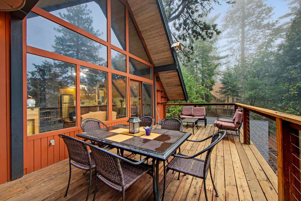 Beautiful, dog-friendly cabin with large decks, forest views, jetted tub, & more