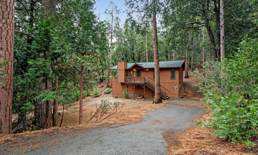 Secluded Dog-Friendly Cabin w/Wood Fireplace, Deck, Private W/D, Mtn Views