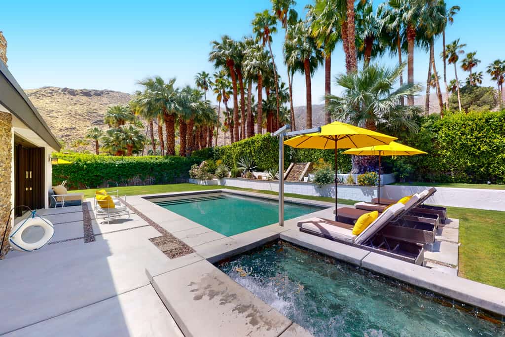 Deluxe Vista Las Palmas home w/private pool & spa - close to downtown
