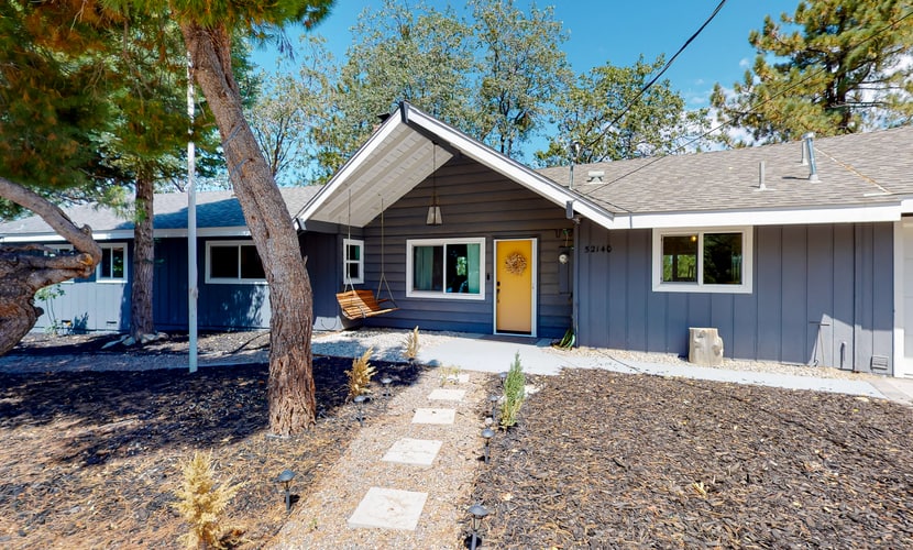 Charming home with full kitchen, fireplace, grill, & viewing deck
