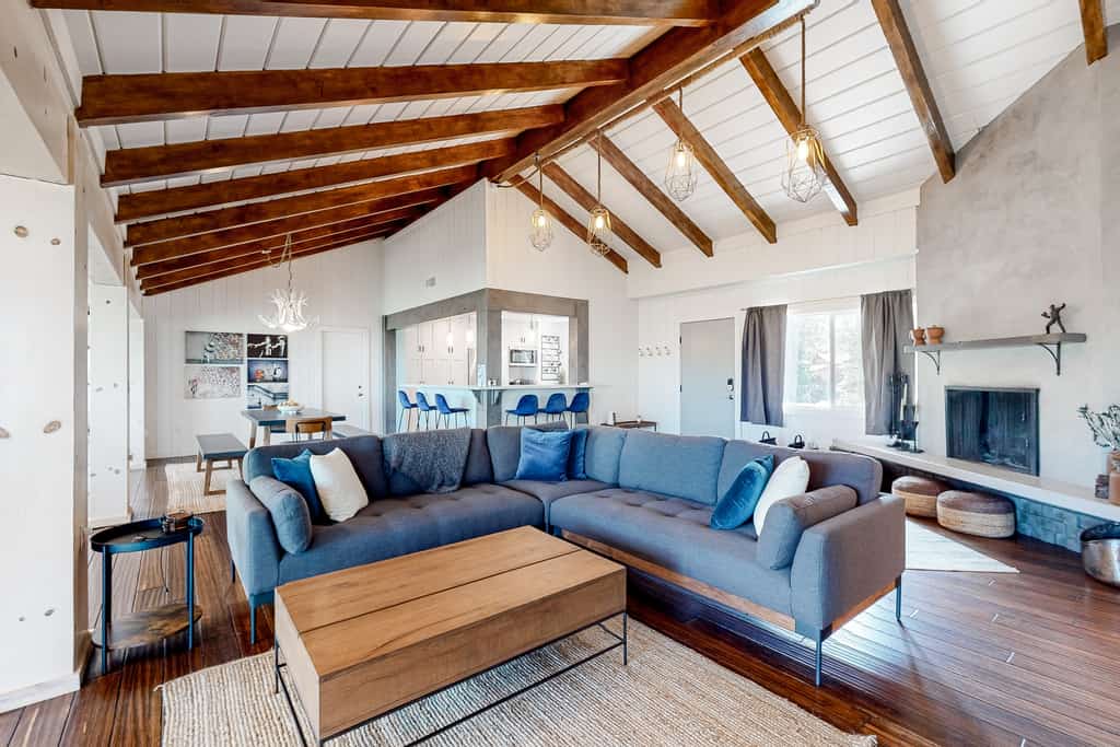 Charming home with full kitchen, fireplace, grill, & viewing deck
