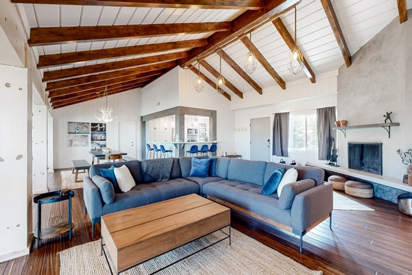 Charming home with full kitchen, fireplace, grill, & viewing deck