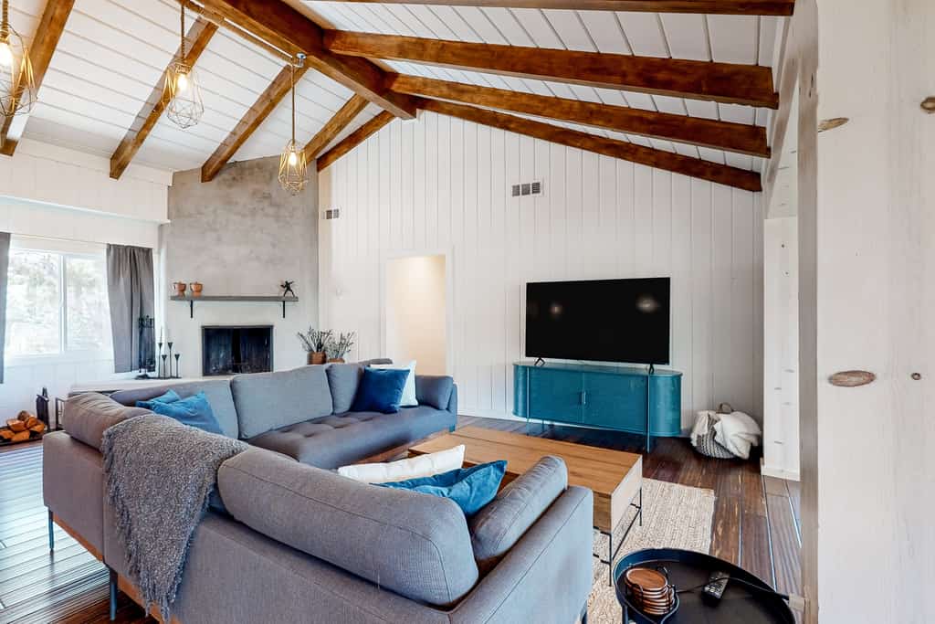 Charming home with full kitchen, fireplace, grill, & viewing deck