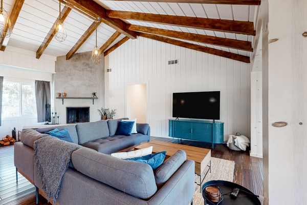 Charming home with full kitchen, fireplace, grill, & viewing deck