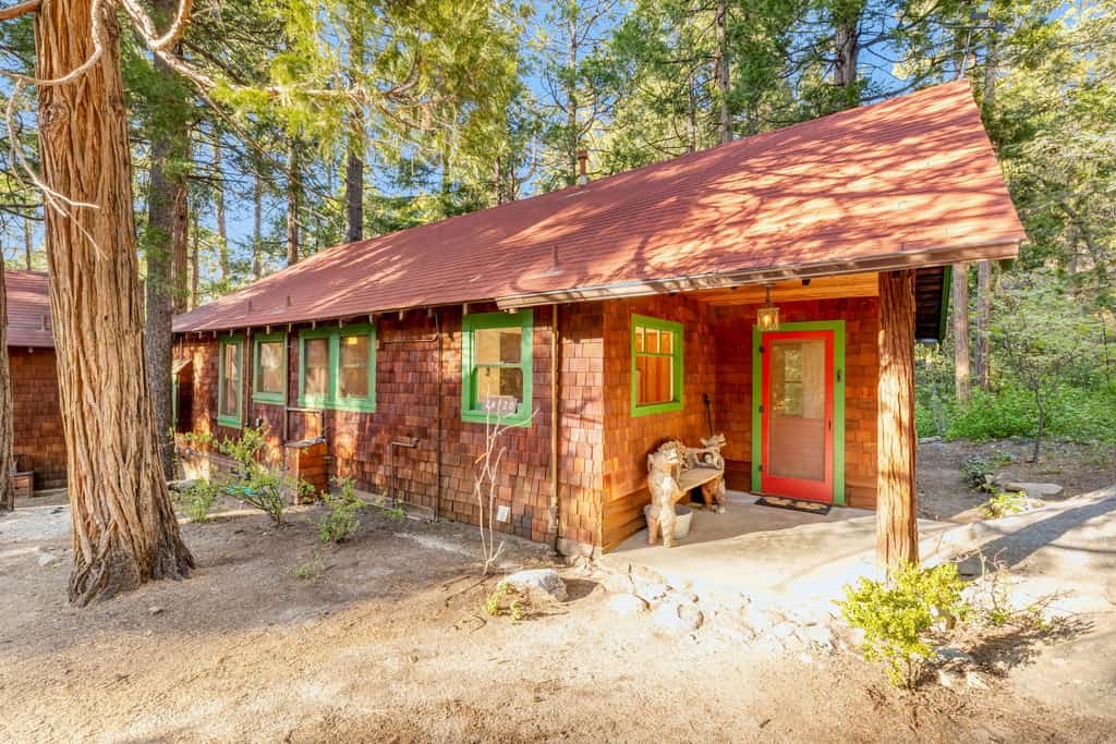 Serene & cozy vintage 1950s cabin with fireplace & washer/dryer